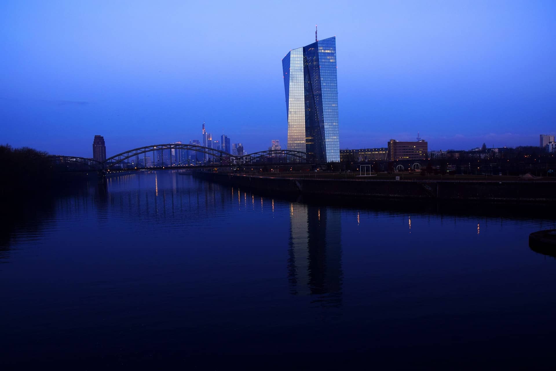 Europäische Zentralbank in Frankfurt bei Nacht